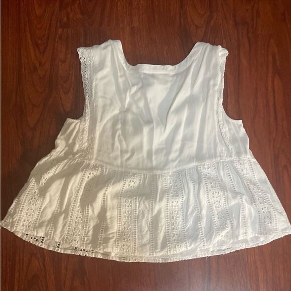 MERONA White Flowy Tank Top with Lace Details. Size Small. - Picture 4 of 5